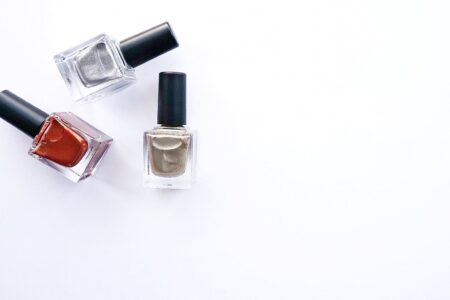Jak zrobić lakier do paznokci w domu? Prosty przepis na domowy manicure