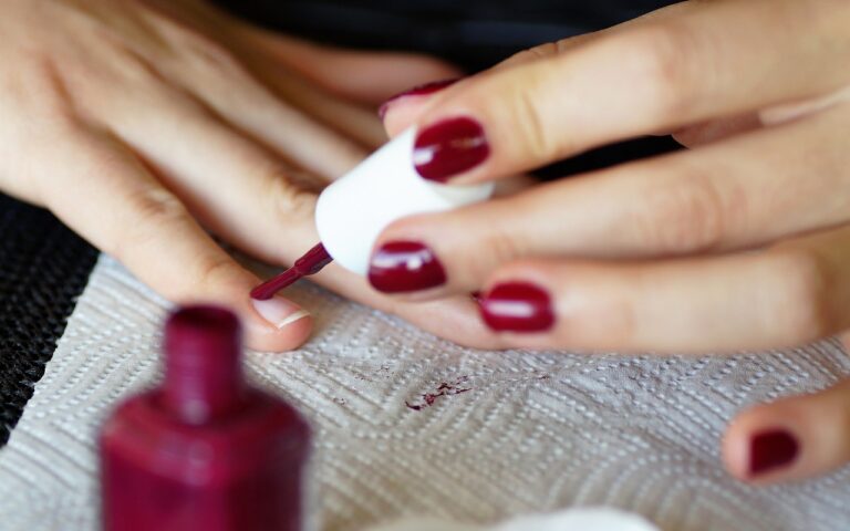 Jak zrobić róże na paznokciach? Krok po kroku do różanego manicure