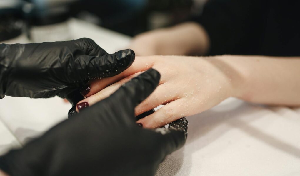 Jak zrobić pyłek na paznokciach? Proste kroki do idealnego manicure