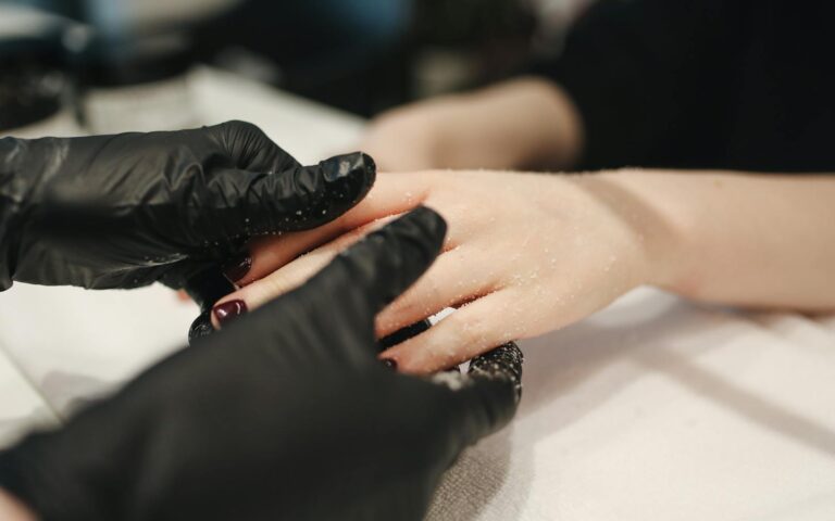 Jak zrobić pyłek na paznokciach? Proste kroki do idealnego manicure