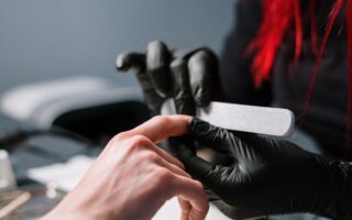 Jak zrobić dym na paznokciach? Przewodnik krok po kroku do efektownego manicure