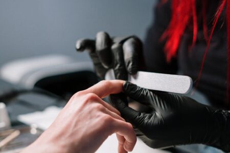 Jak zrobić dym na paznokciach? Przewodnik krok po kroku do efektownego manicure