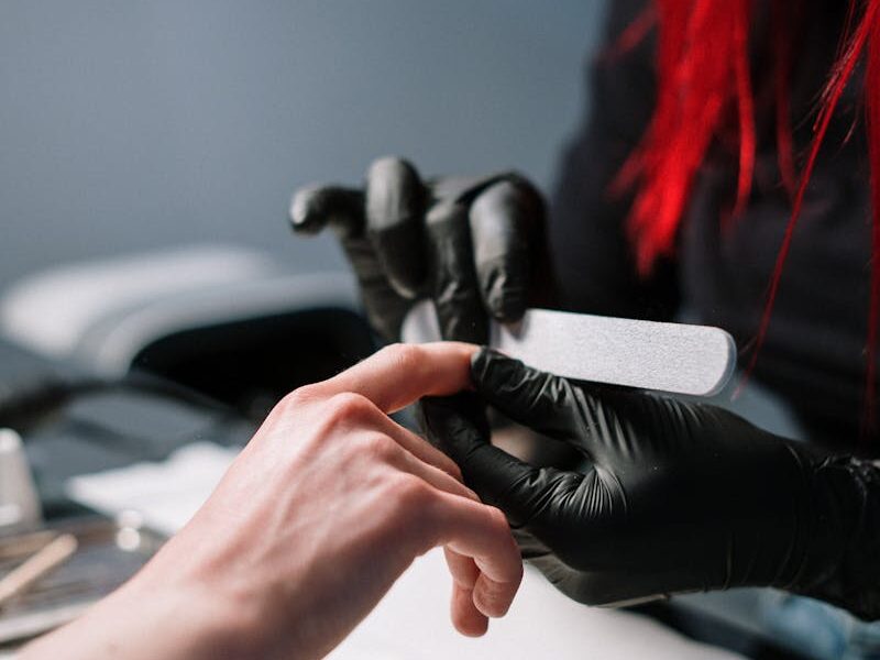 Jak zrobić dym na paznokciach? Przewodnik krok po kroku do efektownego manicure