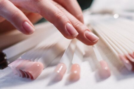 Jak zrobić literki na paznokciach? Krok po kroku do artystycznego manicure!