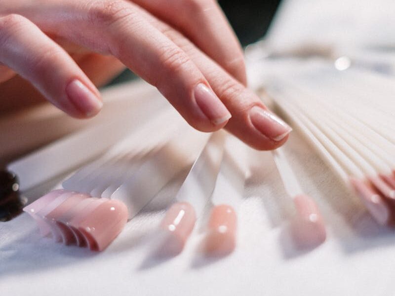 Jak zrobić literki na paznokciach? Krok po kroku do artystycznego manicure!