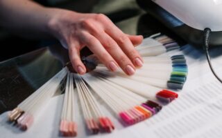Cieniowane paznokcie - jak zrobić? Przewodnik do stworzenia idealnego manicure