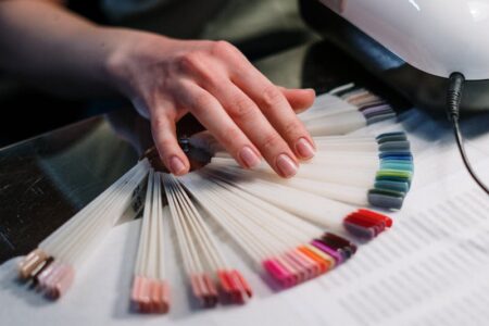 Cieniowane paznokcie - jak zrobić? Przewodnik do stworzenia idealnego manicure