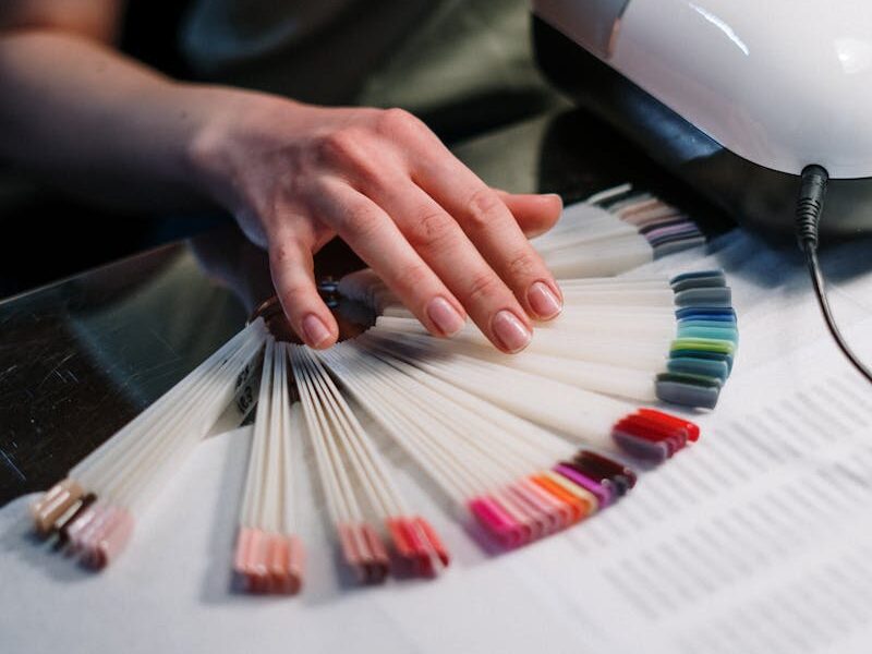 Cieniowane paznokcie - jak zrobić? Przewodnik do stworzenia idealnego manicure