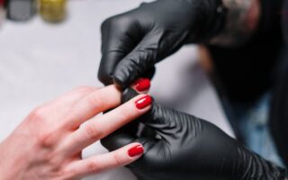 Jak zrobić kokardki na paznokciach? Zrób uroczy manicure w kilka chwil