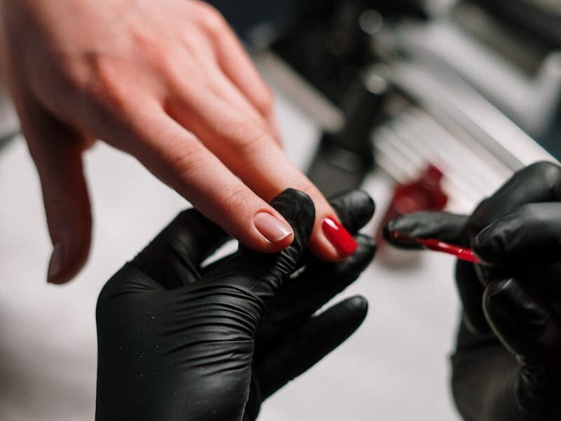 Jak zrobić paznokcie pędzelkami? Twój przewodnik do perfekcyjnego manicure