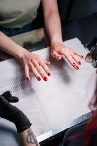 Sekrety dłużej utrzymującego się manicure – odkryj tajniki trwałości