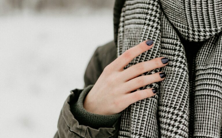 Jak zrobić okrągłe paznokcie? Sekrety idealnego manicure w domowym zaciszu