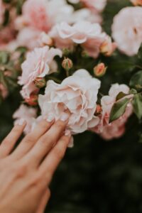 Przygotowanie paznokci do domowego manicure z kropkami