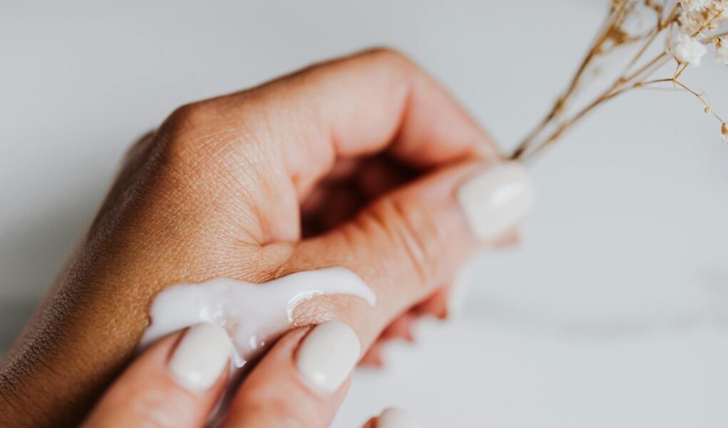 Jak zrobić mleczne paznokcie? Proste kroki do mlecznego manicure - odkryj je już teraz!