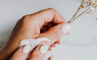 Jak zrobić mleczne paznokcie? Proste kroki do mlecznego manicure - odkryj je już teraz!