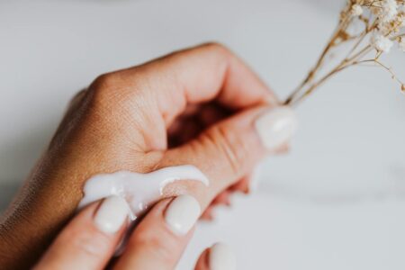 Jak zrobić mleczne paznokcie? Proste kroki do mlecznego manicure - odkryj je już teraz!