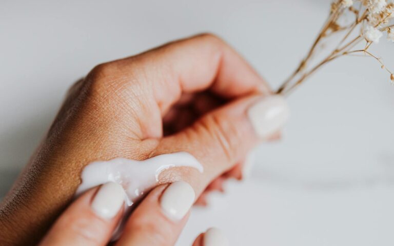 Jak zrobić mleczne paznokcie? Proste kroki do mlecznego manicure - odkryj je już teraz!