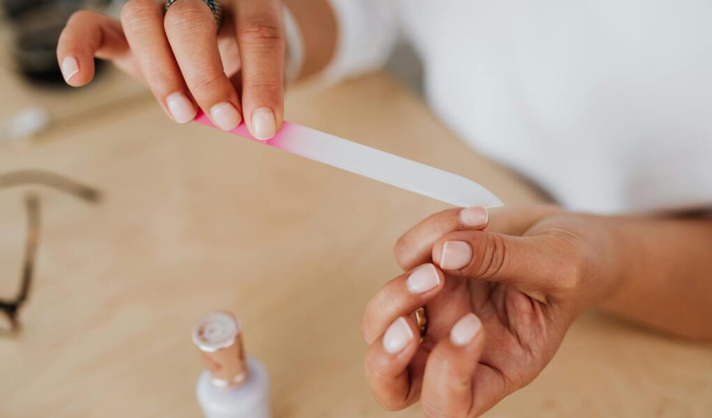 Jak zrobić krótkie kwadratowe paznokcie? Proste kroki do perfekcyjnego manicure w domu!