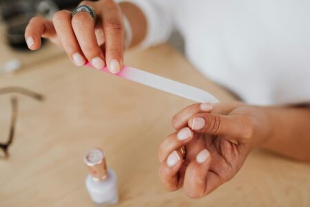Jak zrobić krótkie kwadratowe paznokcie? Proste kroki do perfekcyjnego manicure w domu!