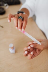 Jak zrobić matowe paznokcie zwykłym lakierem? Proste techniki