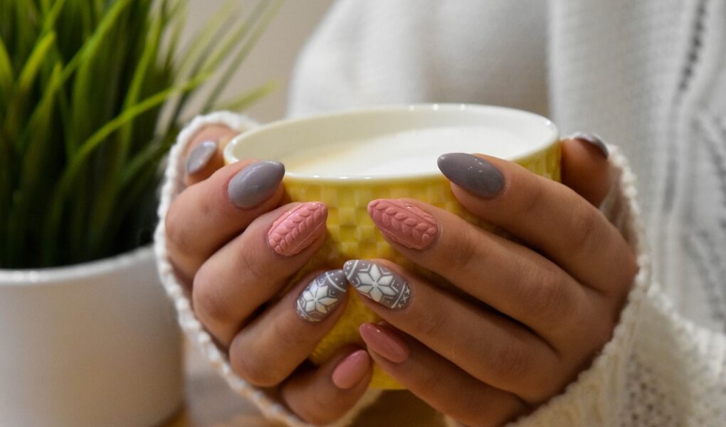 Jak zrobić ozdoby na paznokciach? Krok po kroku do mistrzowskiego manicure!