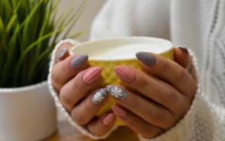 Jak zrobić ozdoby na paznokciach? Krok po kroku do mistrzowskiego manicure!
