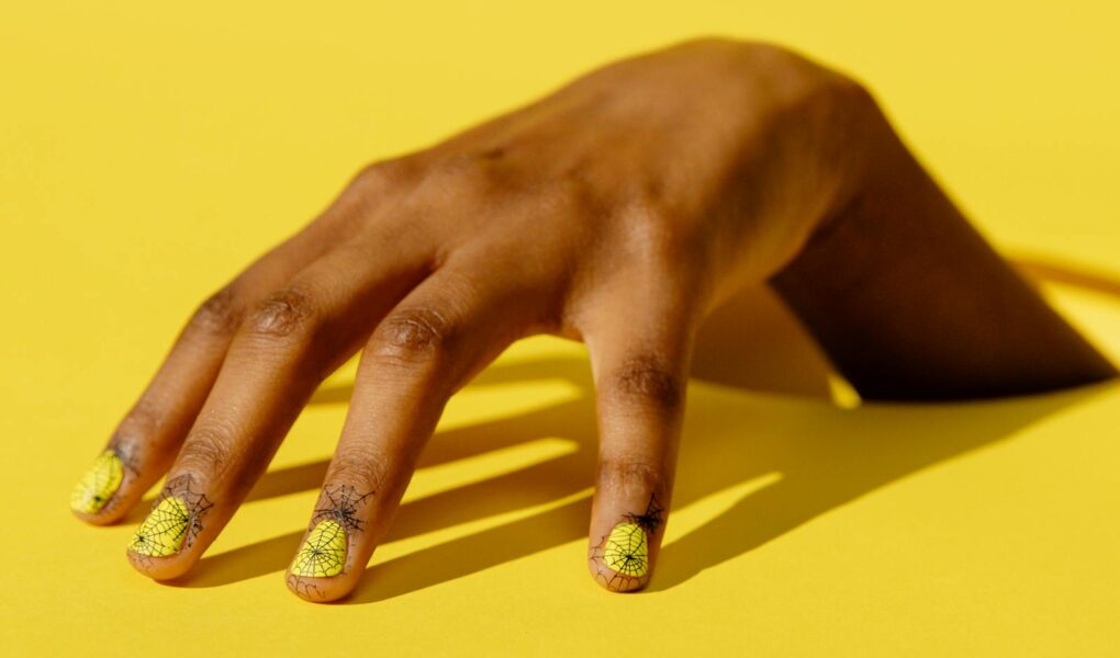 Jak zrobić stemple na paznokciach hybrydowych? Krok po kroku do perfekcyjnego manicure!
