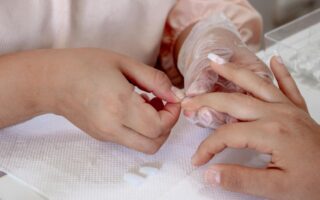Jak zrobić paznokcie na formie? Krok po kroku do perfekcyjnego manicure!