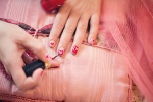 Jak przygotować paznokcie na kokardkowy manicure