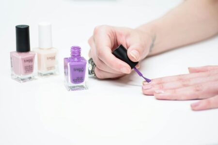Jak zrobić ombre na paznokciach zwykłym lakierem? Twój przewodnik do perfekcyjnego manicure