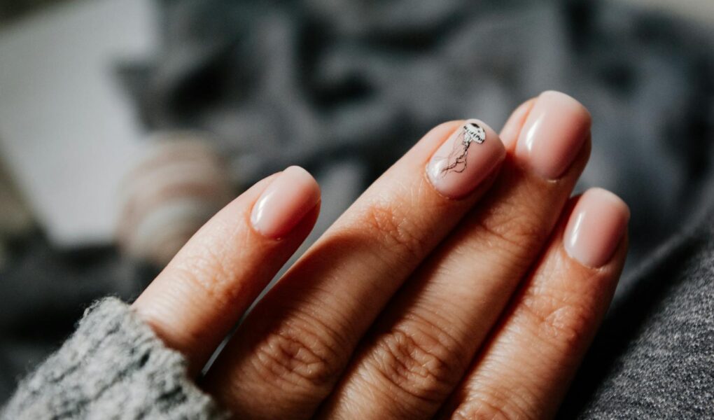 Jak szybko zrobić paznokcie? Sprawdzone triki na perfekcyjny manicure w ekspresowym tempie!
