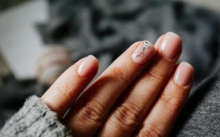 Jak szybko zrobić paznokcie? Sprawdzone triki na perfekcyjny manicure w ekspresowym tempie!