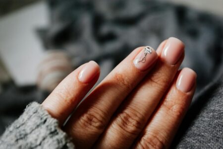 Jak szybko zrobić paznokcie? Sprawdzone triki na perfekcyjny manicure w ekspresowym tempie!