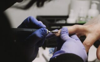 Jak zrobić kolorowe ombre na paznokciach? Krok po kroku do wymarzonego manicure