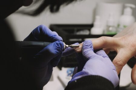 Jak zrobić kolorowe ombre na paznokciach? Krok po kroku do wymarzonego manicure