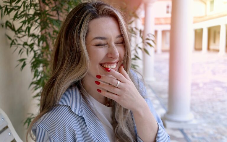 Jak zrobić paznokcie w szpic? Proste triki na stylowy manicure w szpic