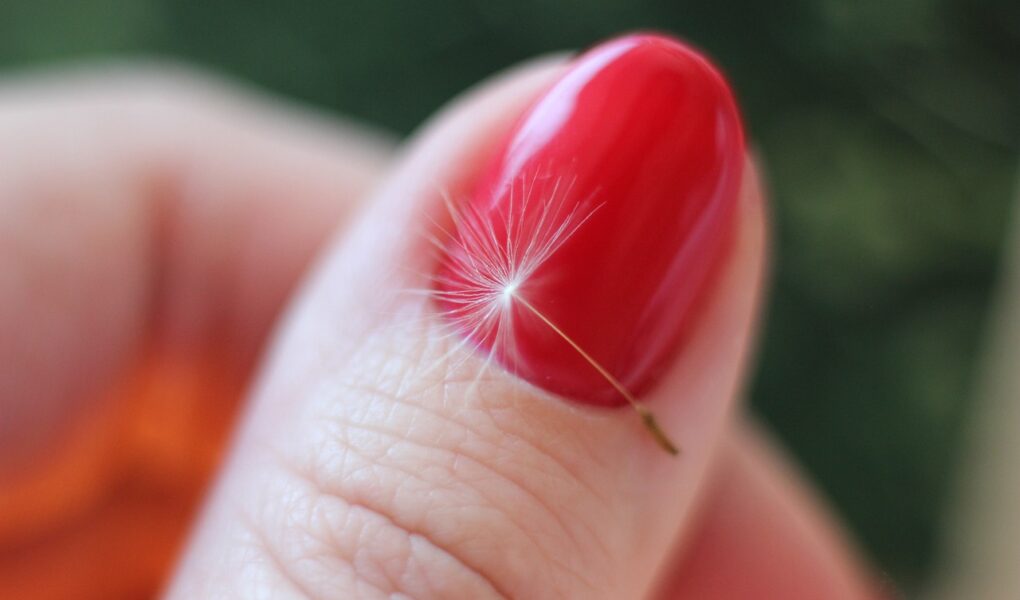 Jak z kwadratowych paznokci zrobić okrągłe? Proste triki na idealny manicure