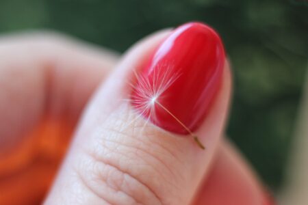 Jak z kwadratowych paznokci zrobić okrągłe? Proste triki na idealny manicure