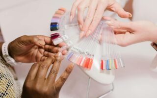 Jak zrobić marmur na paznokciach? Proste triki dla niesamowitego manicure!