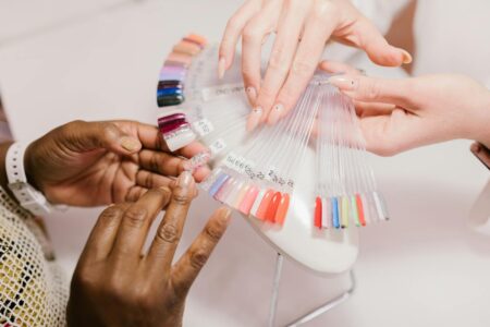 Jak zrobić marmur na paznokciach? Proste triki dla niesamowitego manicure!