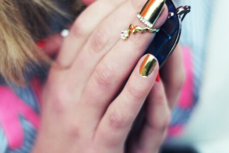 Jak zrobić kocie oko na paznokciach Neonail? Przepis na hipnotyzujący manicure