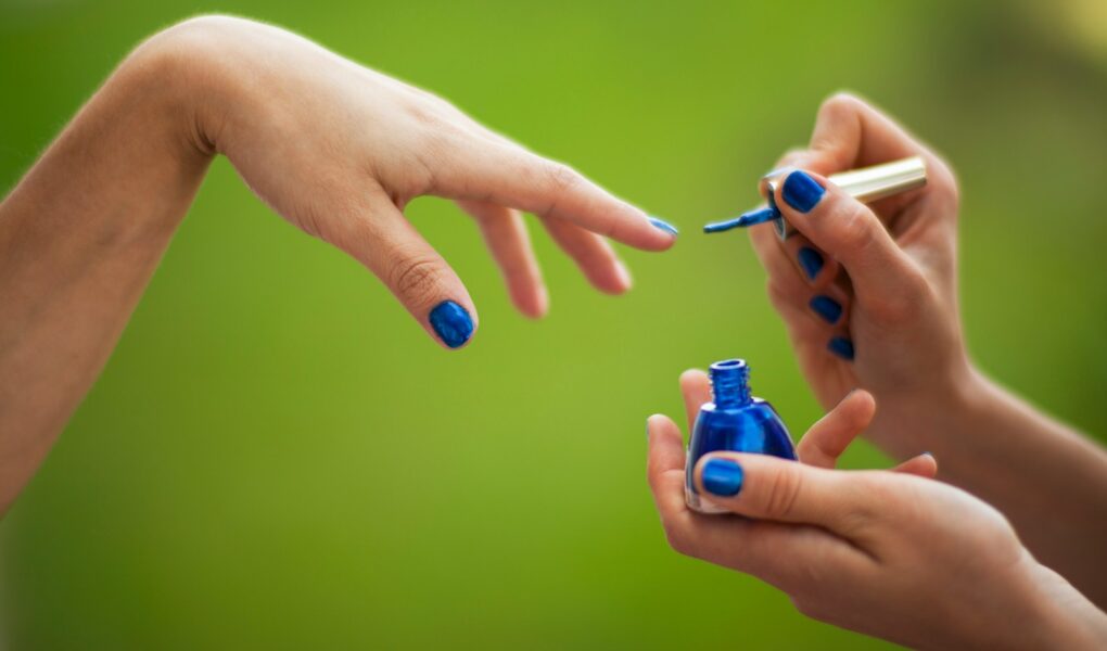 Jak zrobić granatowy lakier do paznokci? DIY - stwórz swój unikalny manicure!