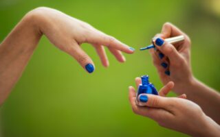 Jak zrobić granatowy lakier do paznokci? DIY - stwórz swój unikalny manicure!