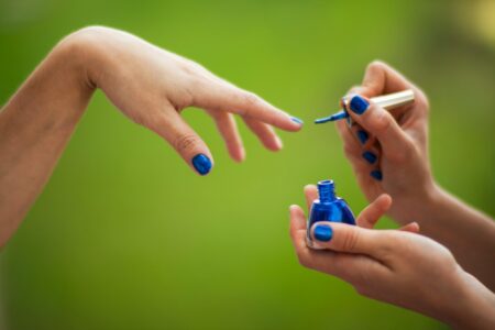Jak zrobić granatowy lakier do paznokci? DIY - stwórz swój unikalny manicure!
