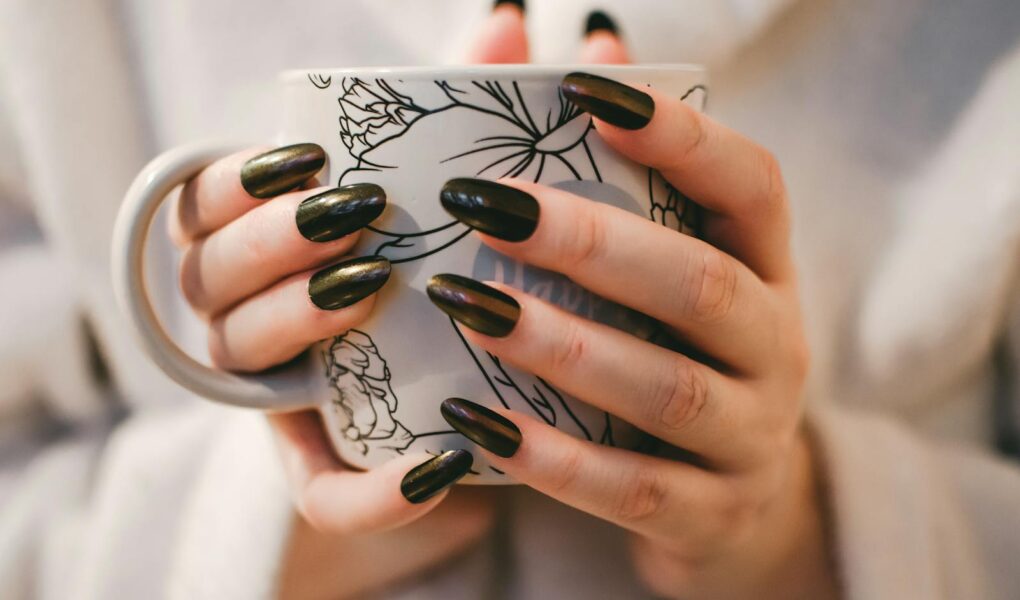 Jak zrobić paznokcie w dwóch kolorach? Krok po kroku do stylowego manicure