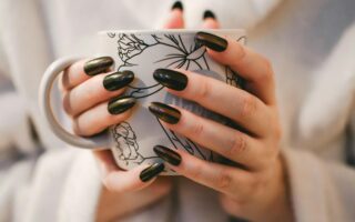 Jak zrobić paznokcie w dwóch kolorach? Krok po kroku do stylowego manicure
