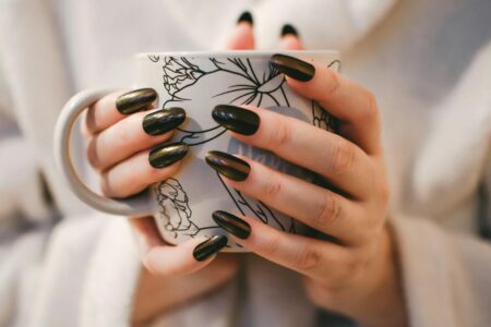 Jak zrobić paznokcie w dwóch kolorach? Krok po kroku do stylowego manicure