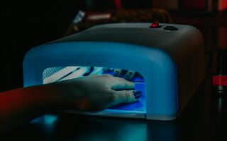 Jak zrobić paznokcie miętowe? Przewodnik po domowym manicure w ulubionym kolorze