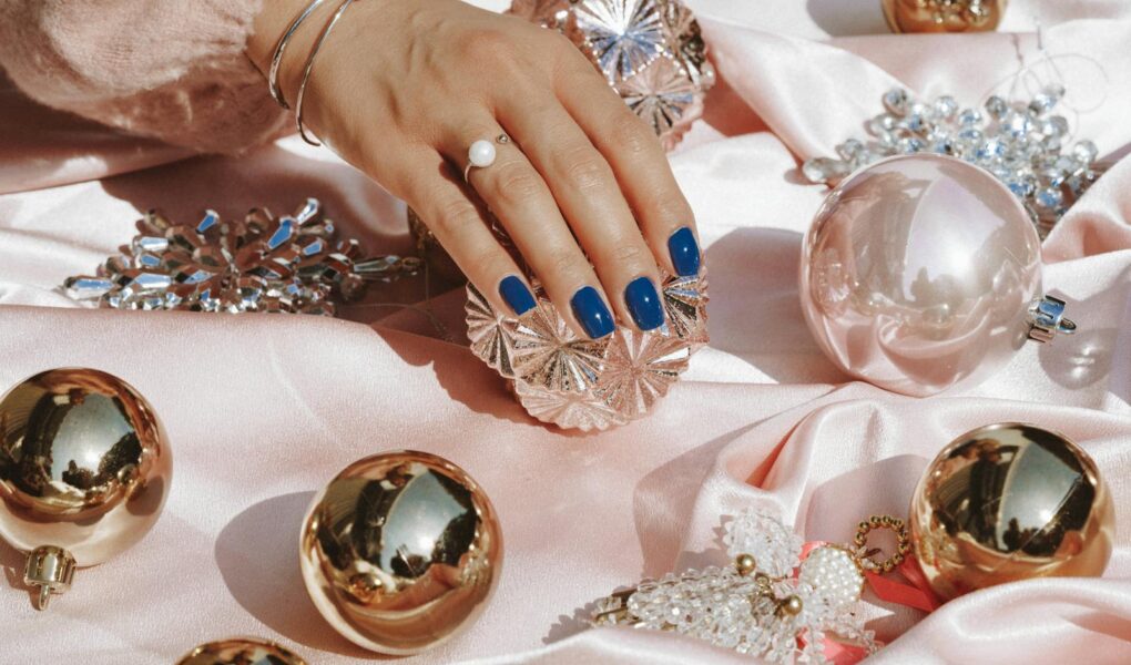 Jak zrobić galaktykę na paznokciach? Krok po kroku do kosmicznego manicure!
