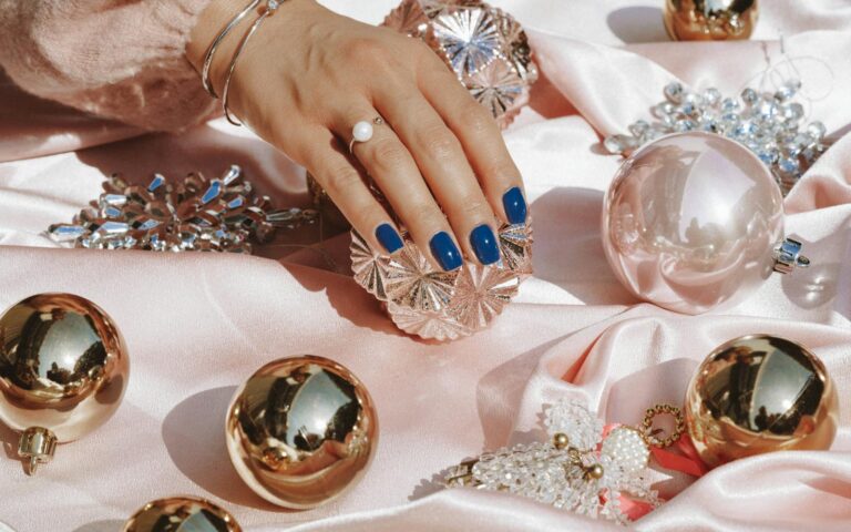 Jak zrobić galaktykę na paznokciach? Krok po kroku do kosmicznego manicure!